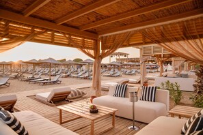 Playa privada, camas de playa (con cargo) y bar en la playa 