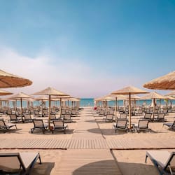 Plage privée, cabines (en supplément), bar de plage