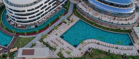 Innenpool, 5 Außenpools, Sonnenschirme, Liegestühle