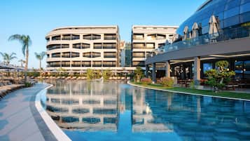 Innenpool, 5 Außenpools, Sonnenschirme, Liegestühle