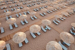 Playa privada, cabañas de playa y bar en la playa