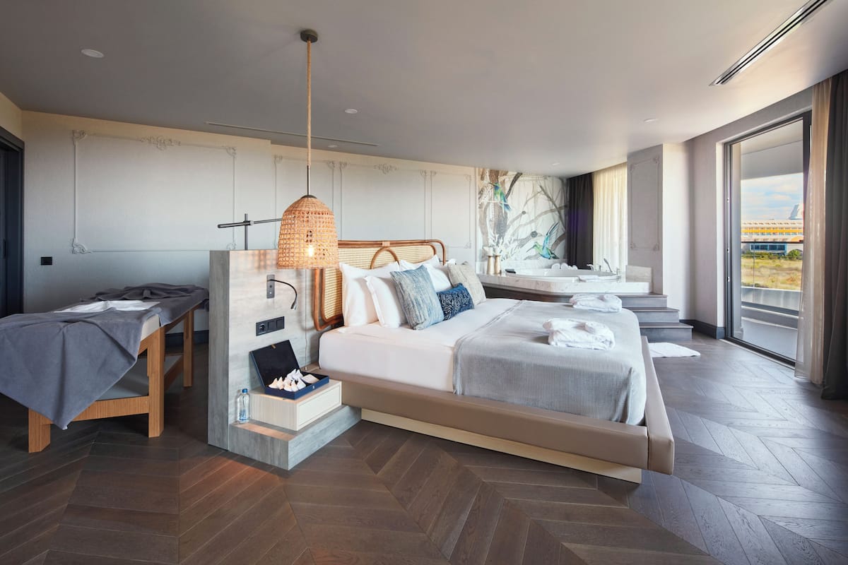 Unique Suite | Hypo-allergenic bedding available, down comforters, minibar (free items)