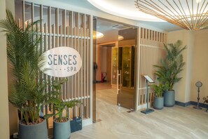 Un sauna, una bañera de hidromasaje, baño turco, baño turco/hammam