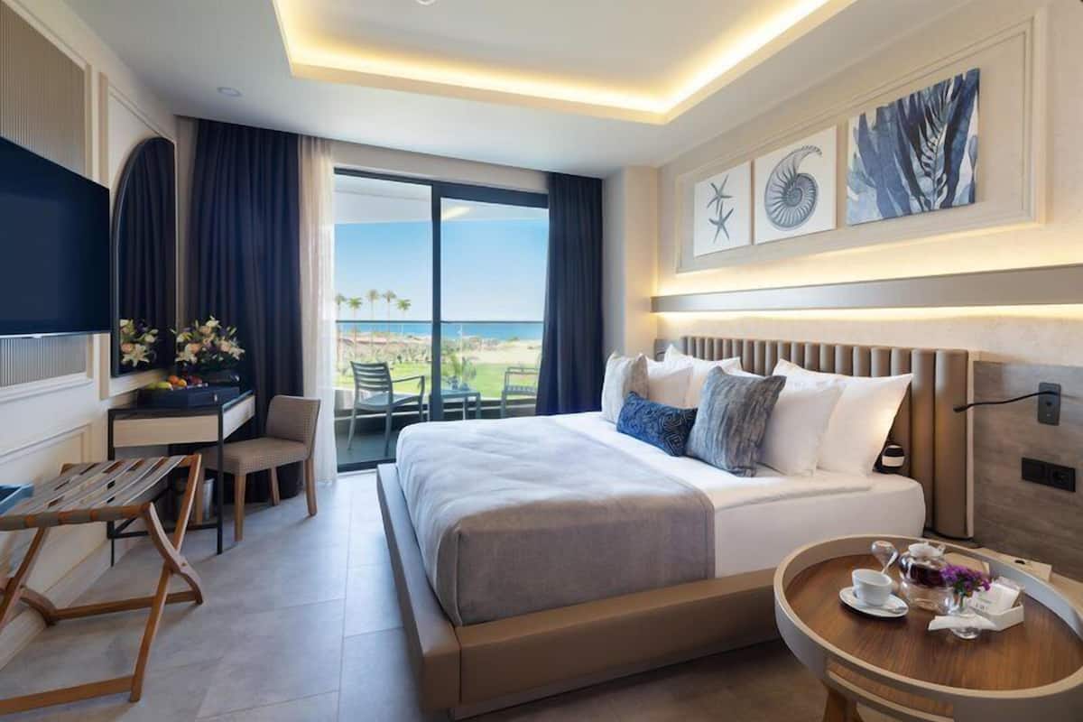 Family Room | Hypo-allergenic bedding available, down comforters, minibar (free items)