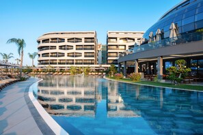 Una piscina cubierta, 5 piscinas al aire libre, sombrillas, tumbonas