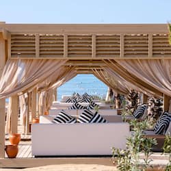 Plage privée, cabines (en supplément), bar de plage