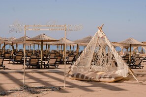 私家海滩、小屋（收费）、��间海滩酒吧