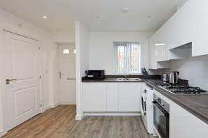 Jääkaappi, mikroaaltouuni, uuni, liesi