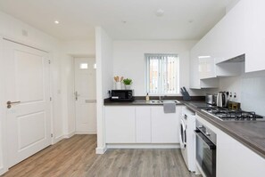 Kjøleskap, mikrobølgeovn, ovn og kokeplater