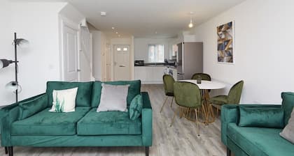 3 Bedroom Central Derby House w Garden & Parking