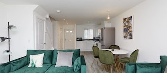 3 Bedroom Central Derby House w Garden & Parking