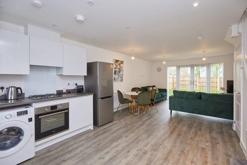 3 Bedroom Central Derby House w Garden & Parking