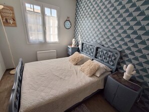 3 habitaciones, tabla de planchar con plancha y cuna de viaje 