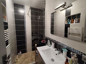 Bathtub, hair dryer - Charmante Maison Avec Jacuzzi Dans Quartier Calme Proche Bord de mer (Bretignolles-sur-Mer)