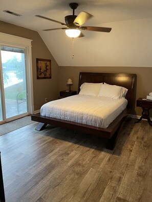 3 habitaciones, tabla de planchar con plancha y cuna de viaje 