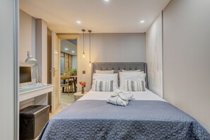 2 habitaciones, escritorio y tabla de planchar con plancha 