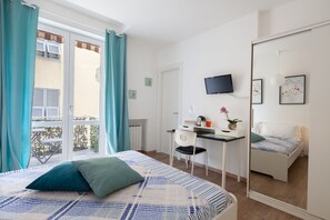 Individually decorated, individually furnished, desk, laptop workspace - Suites Colombo 32 (La Spezia)