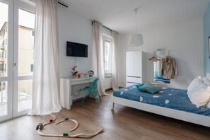 Individually decorated, individually furnished, desk, laptop workspace - Suites Colombo 32 (La Spezia)