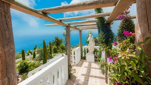 A wooden pergola with a tiled floor, white railings, and statues. - Blue Sea Tower, Luxury Villa, Private Heated Pool and Gardens. Superb Ocean view (Fajã da Ovelha)