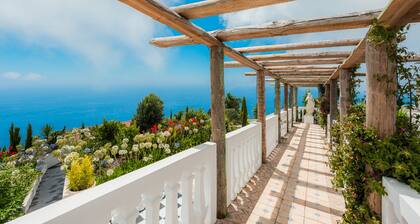 Blue Sea Tower, Luxury Villa, Private Heated Pool and Gardens. Superb Ocean view