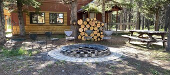 Bears Den* 5Br, 2Ba, Pet Friendly, Wifi, Bbq Grill, 24 Miles to Yellowstone