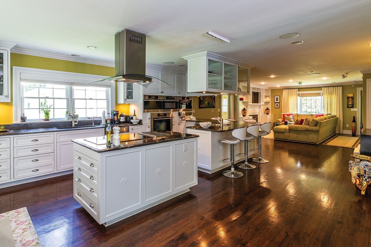 Charming Hamptons Retreat with Pool