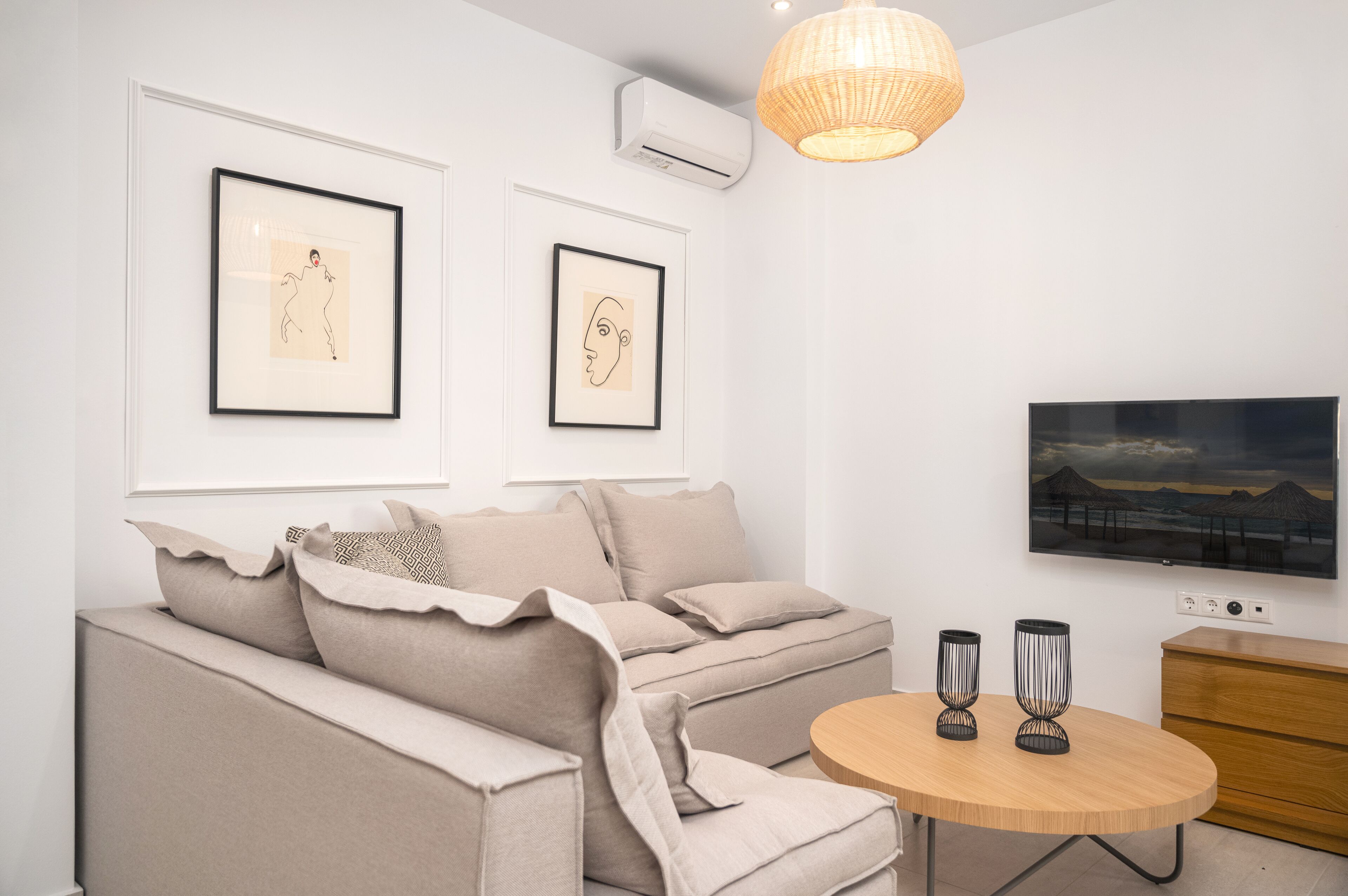 Suit Anthos near to the beach with pool