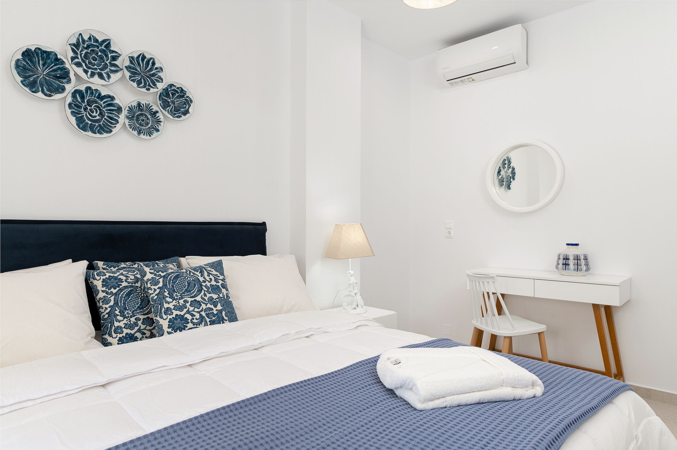 Suit Anthos near to the beach with pool