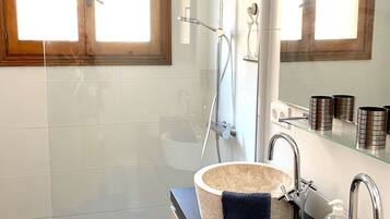 Vasca, asciugacapelli, bidet, asciugamani