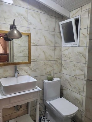 Standard Room | Bilik Mandi | Kelengkapan dandanan diri percuma, tuala disediakan 