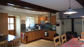 Jääkaappi, mikroaaltouuni, uuni, liesi