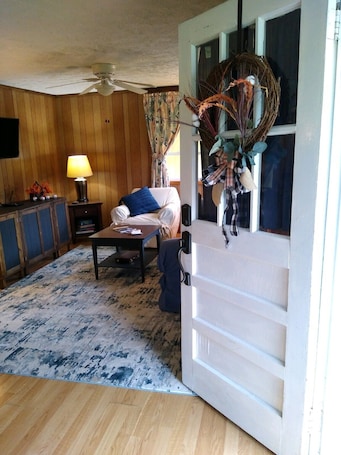 Smart TV, fireplace, books, offices. Country Roads Cottage w/ fenced in yard close to state forests and WVU!