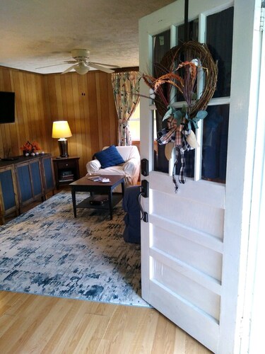 Country Roads Cottage w/ fenced in yard close to state forests and WVU!