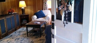 Country Roads Cottage w/ fenced in yard close to state forests and WVU!