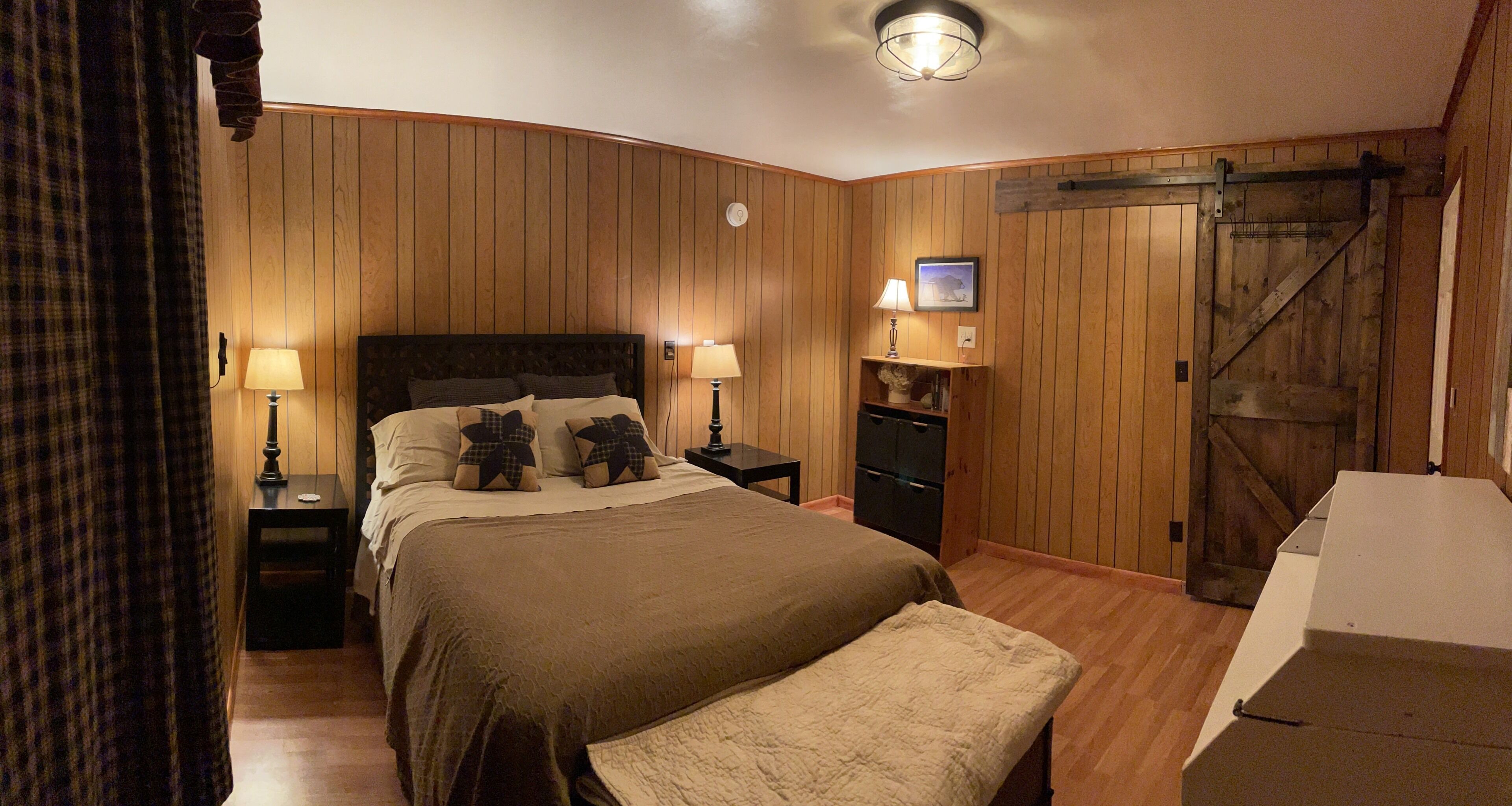 2 habitaciones, escritorio y tabla de planchar con plancha 