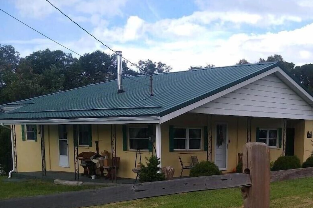 Country Roads Cottage w/ fenced in yard close to state forests and WVU!