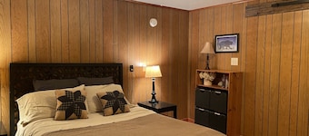 Country Roads Cottage w/ fenced in yard close to state forests and WVU!