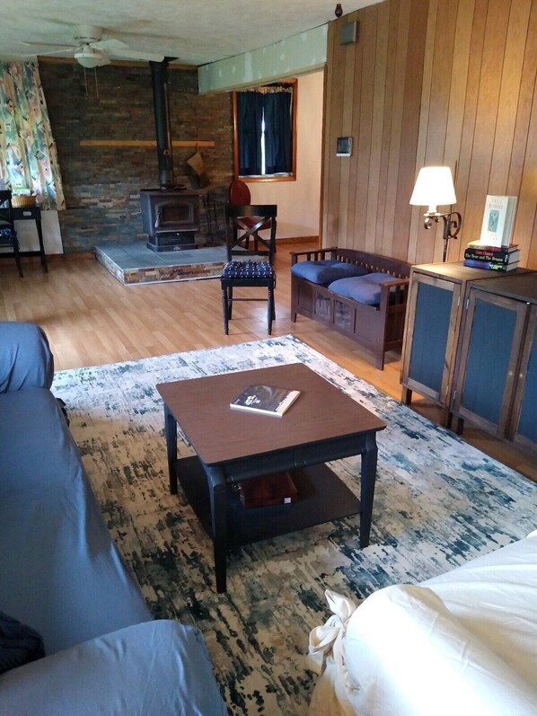 2 bedrooms, desk, iron/ironing board, travel cot