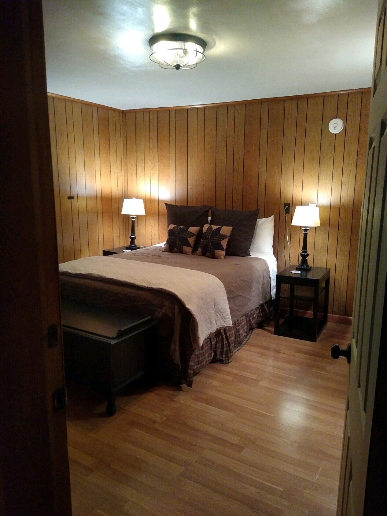 2 quartos, escrivaninha, ferros/tábuas de passar roupa, berço de viagem