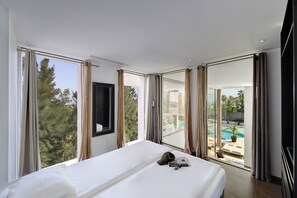 9 bedrooms, in-room safe, iron/ironing board, travel crib