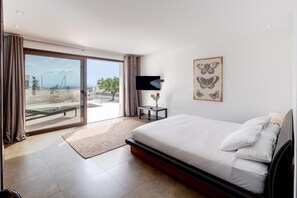 9 bedrooms, in-room safe, iron/ironing board, travel cot - Luxury Villa w/ jacuzzi, pool, golf and sea view.Sleeps up to 21pax (Benahavis)