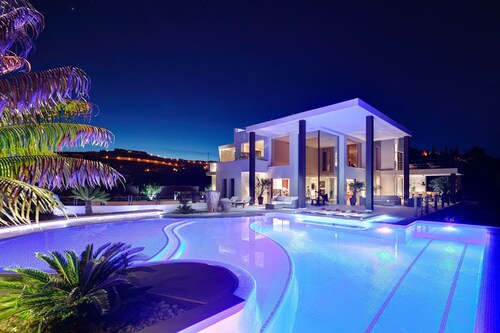 Luxury Villa w/ jacuzzi, pool, golf and sea view.Sleeps up to 21pax