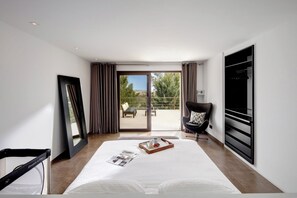 9 bedrooms, in-room safe, iron/ironing board, travel cot - Luxury Villa w/ jacuzzi, pool, golf and sea view.Sleeps up to 21pax (Benahavis)