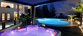 Luxury Villa w/ jacuzzi, pool, golf and sea view.Sleeps up to 21pax