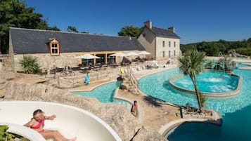 Una piscina cubierta, una piscina al aire libre