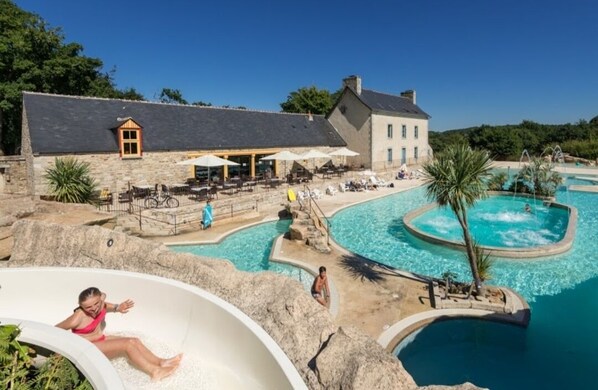 Outdoor pool, a heated pool - Mobil-home 3 CH - Camping 5 Orangerie DE Lanniron (Quimper)