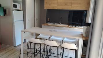 Frigorífico, microondas, placa de cocina y cafetera o tetera