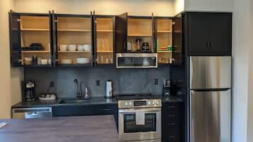 Frigorífico, microondas, horno y placa de cocina