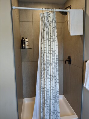 Douche, sèche-cheveux, shampoing