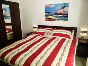 2 habitaciones, escritorio y tabla de planchar con plancha 